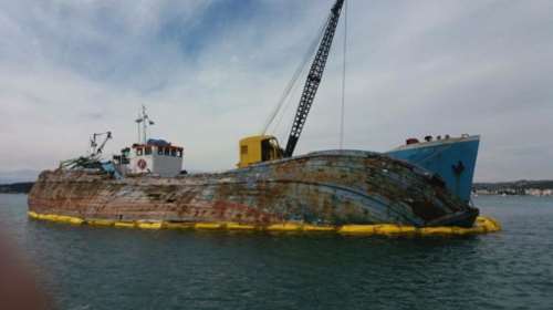 Άρχισε η ανέλκυση του ναυαγίου στο Πόρτο Χέλι [φωτό]
