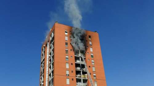 Πυρκαγιά στον 10o όροφο πολυκατοικίας στο Μιλάνo: 7 άνθρωποι στο νοσοκομείο