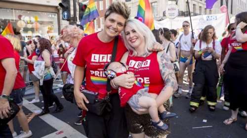 H πρώτη διεμφυλική στον κόσμο που θηλάζει το μωρό της