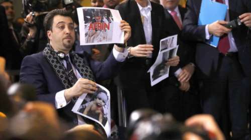 Επεισόδιο Γιλντιρίμ με δημοσιογράφο μπροστά στη Μέρκελ  -βίντεο