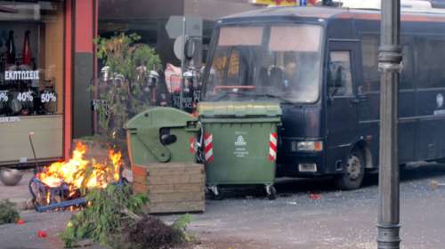 Επεισόδια μεταξύ οπαδών της ΑΕΚ και του Ολυμπιακού στον Πειραιά