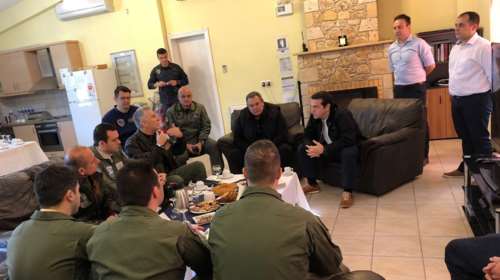 Στη Σκύρο Τσίπρας - Καμμένος με τους πιλότους των μαχητικών