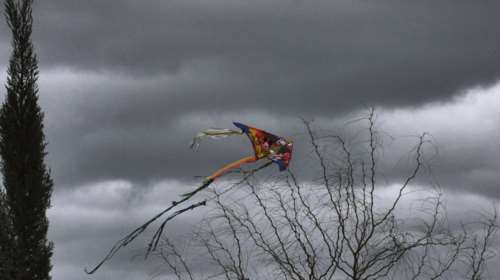 Με συννεφιά και τοπικές βροχές το πέταγμα του χαρταετού