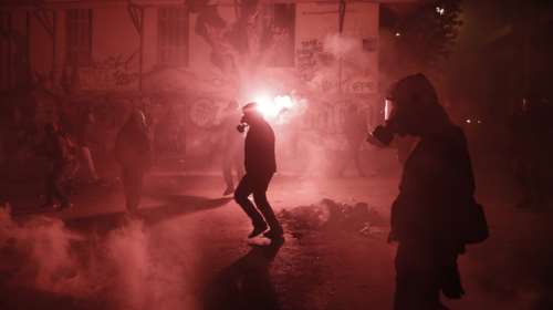 Νύχτα μολότοφ και επιθέσεων στα Εξάρχεια