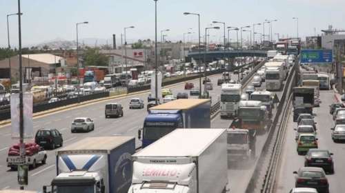 Kυκλοφοριακό χάος στον Κηφισό, καραμπόλα τεσσάρων ΙΧ