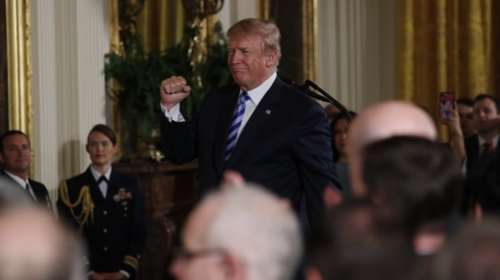 Μετά το μακελειό στις ΗΠΑ ο Τραμπ κάνει τον... ισορροπιστή