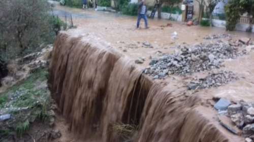 «Πνίγηκαν» τα Σφακιά: Πλημμύρισαν σπίτια και έκλεισαν δρόμοι