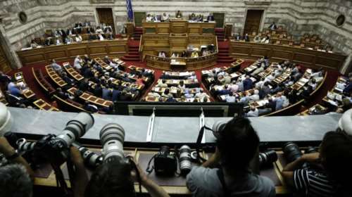 Υψηλοί τόνοι και σκληρές κόντρες στη Βουλή για τη Novartis [live]