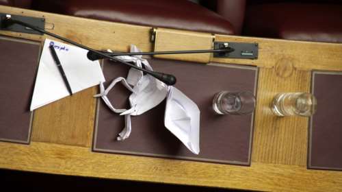 Χάλασαν μέχρι και τα ...μικρόφωνα στη Βουλή