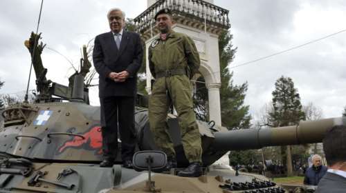 Ο Παυλόπουλος σκαρφάλωσε πάνω σε άρμα μάχης