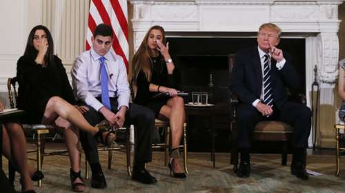 Ο Τραμπ βρήκε τη λύση: Θέλει να δώσει όπλα στους καθηγητές!