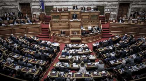Αναλυτές: «Σε κατάσταση πολέμου το ελληνικό πολιτικό σύστημα»