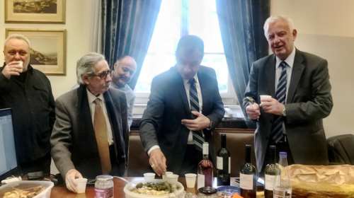 Πικραμένος: Τα φιλέματα του Σταύρου και το παρασκήνιο μια δύσκολης μέρας