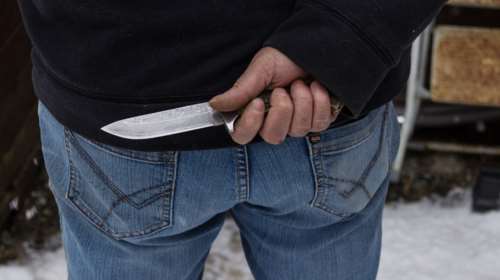 Ηλικιωμένος επιτέθηκε και τραυμάτισε με μαχαίρι αστυνομικούς