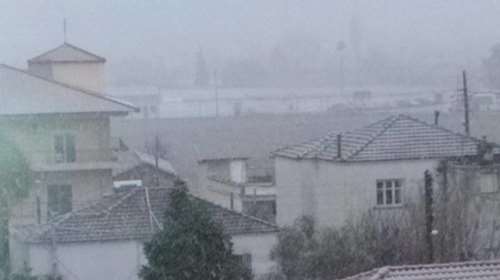 Έντονη χιονόπτωση στη Θεσσαλονίκη, έκλεισαν δρόμοι και σχολεία