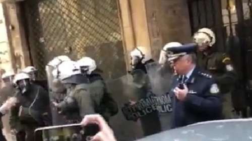 Επεισόδια σε συμβολαιογραφείο με ΜΑΤ και χημικά για πλειστηριασμούς