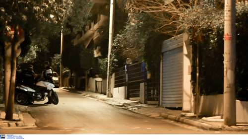 «Άρωμα» γυναίκας στη διαμαρτυρία έξω από το σπίτι του Φυτράκη