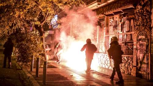 Επίθεση με μολότοφ κατά αστυνομικών στα Εξάρχεια, δύο συλλήψεις