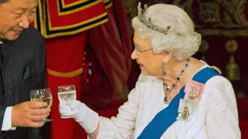 Τα τσούζει η βασίλισσα: Δεν θα πιστέψετε πόσα ποτηράκια πίνει καθημερινά