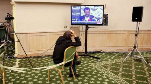 Politico: Η Ευρώπη αντιμέτωπη με την επανάσταση των λαϊκιστών