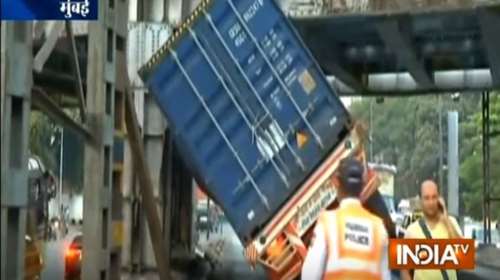 Τραγωδία στην Ινδία: 25 νεκροί από πτώση φορτηγού σε φρεάτιο [Βίντεο]