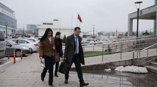 Guardian: Τι κρύβει το τουρκικό παιχνίδι με τους δύο Ελληνες