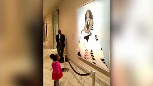 Viral το εκστασιασμένο κοριτσάκι μπροστά σε πορτρέτο της Μισέλ Ομπάμα