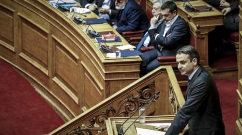 Μητσοτάκης: Εγκλωβίζετε τη χώρα, Τσίπρας: Μας κοιμίσατε