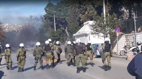 Μάχες αντιεξουσιαστών και ΜΑΤ στη Θεσσαλονίκη με μολότοφ &amp; χημικά (βίντεο)