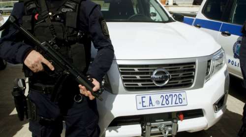 Αν δείτε άσπρο/μπλε Nissan Navara στον καθρέπτη σας …δεν είναι αγρότης!