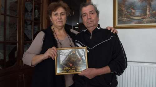 Oι γονείς του έλληνα στρατιωτικού στο Spiegel:  Ζούμε σε μια θύελλα