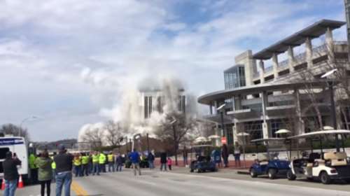 Εντυπωσιακή ελεγχόμενη έκρηξη κτιρίου στο Κεντάκι