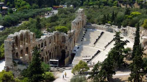 ΚΑΣ: «Nαι» στην επίδειξη μόδας του Β. Κωστέτσου μπροστά από το Ηρώδειο