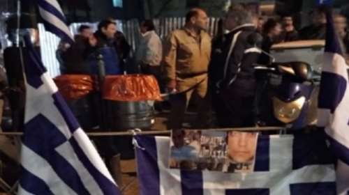 Συγκέντρωση για τους δύο Έλληνες στρατιωτικούς στο τουρκικό προξενείο