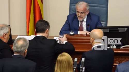 Πολιτική κρίση στα Σκόπια μετά το ξύλο στη Βουλή για την αλβανική γλώσσα