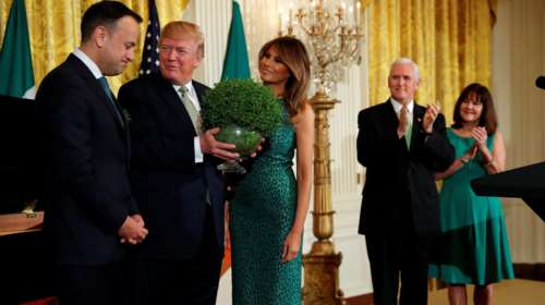 Τι συμβολίζει το απίθανο σμαραγδένιο λεοπάρ φόρεμα της Μελάνια Τραμπ;