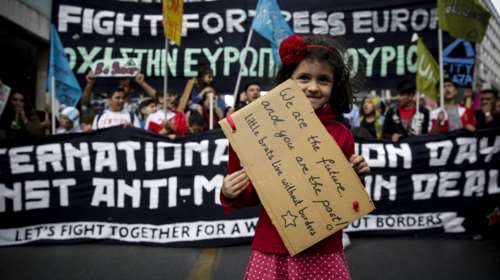 Σε εξέλιξη αντιφασιστικό, αντιρατσιστικό συλλαλητήριο στο κέντρο της Αθήνας