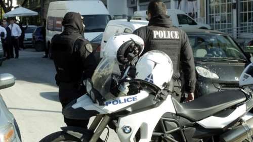 Σοκ: Αστυνομικός γδύθηκε &amp; αυνανίστηκε έξω από οικία γυναίκας