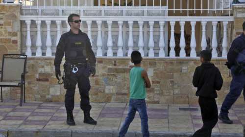 Εκρυβαν πακέτα ναρκωτικά σε χωράφια &amp; παιδιά παίζοντας τα επιτηρούσαν