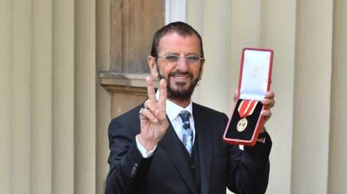 Ο Ρίνγκο Σταρ χρίστηκε Ιππότης από τον πρίγκιπα Ουίλιαμ