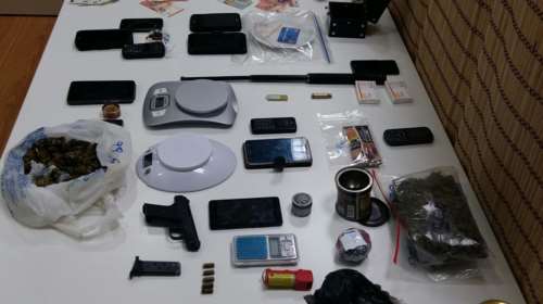 Δώδεκα συλλήψεις σε σπείρα με ναρκωτικά, μεταξύ τους και αστυνομικός