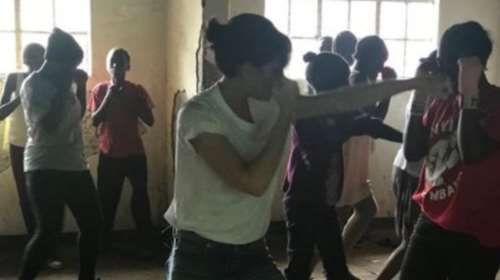 Η Βικτόρια Μπέκαμ παίζει μποξ στην Κένυα