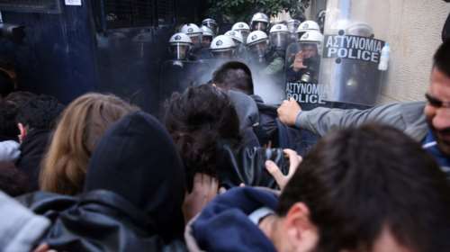 Κολωνάκι: Ενταση και χημικά σε συγκέντρωση κατά των πλειστηριασμών