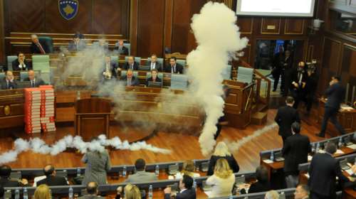 &quot;Κόλαση&quot; στο Κοινοβούλιο - Δακρυγόνα μέσα στην αίθουσα (Vid)