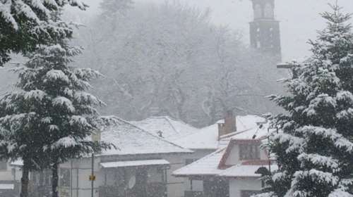 Χειμωνιάτικο σκηνικό στην Ήπειρο. Χιονίζει στα ορεινά από τα ξημερώματα