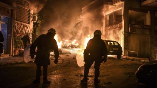 Νυχτερινές επιθέσεις με μολότοφ σε Εξάρχεια και Περιστέρι, δύο τραυματίες