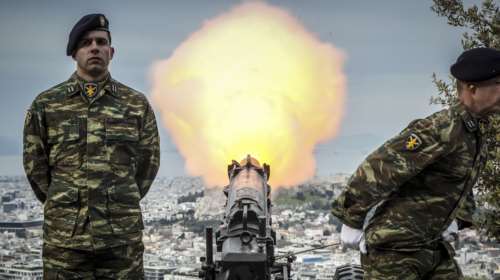 Εντυπωσιακές εικόνες από τους κανονιοβολισμούς στο Λυκαβηττό  [φωτο]