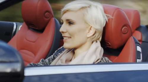 Τι απολαμβάνει αυτή η οδηγός μέσα στις νέες Mercedes C Coupe &amp; Cabriolet;