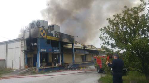 Ένας νεκρός σε μεγάλη φωτιά σε χώρο ψυγείων στο Βόλο