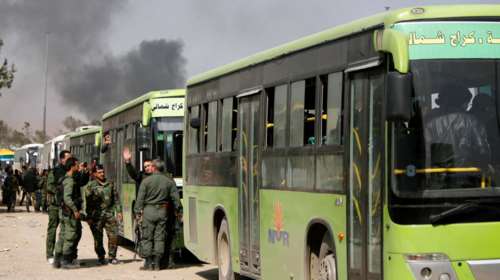 Αντάρτες και άμαχοι απομακρύνονται με λεωφορεία από τη Γούτα